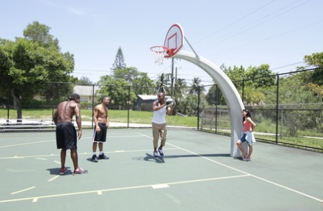 Kleine tiener Michelle Martinez geniet van een wilde gangbang met zwarte basketballers