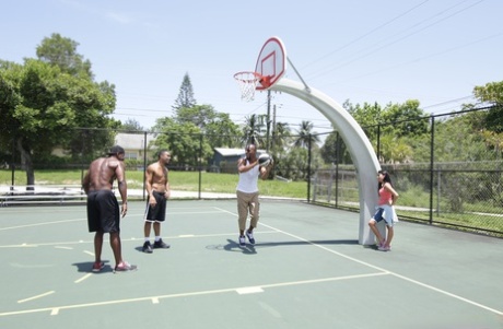 La pequeña Michelle Martinez disfruta de un gangbang salvaje con jugadores de baloncesto negros