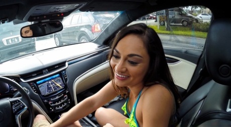 Brunetka Latina Valentina Vixen głęboko obciągająca kutasa kierowcy w samochodzie