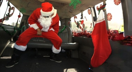 Lustige nieuweling Mia Monroe wordt gebeft door een kerstman in de bus