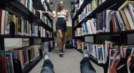 Brunette-nerd i briller Shortie Breeze gir en heit blowjob i biblioteket