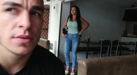 Casandra, MILF avec un gros cul, suçant et chevauchant une bite noire dans un taxi