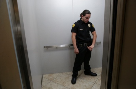 Tienernimf Brooke Wylde geeft een bewaker een hete BJ in de lift