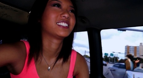Asiatiska Alina Li blir upplockad och knullad i baksätet på en skåpbil