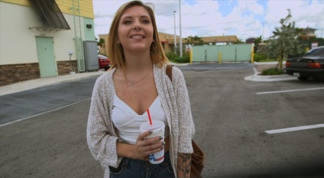 A adolescente Kelly Greene, que pede boleia, desfruta de uma foda hardcore com um estranho no seu carro