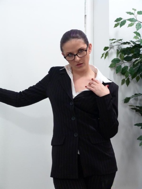Arbeitende MILF Caroline Pierce genießt Hardcore-Büro-Sex mit einem hängenden Hengst