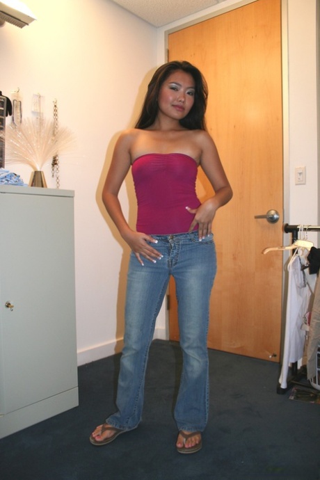 Asiatische Hottie Lana verliert ihre Kleidung und spielt mit einem schönen fetten Schwanz