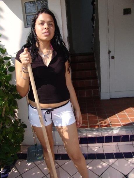 Tatiana, de ébano porto-riquenho, a posar com os seus pequenos calções e camisa ao ar livre