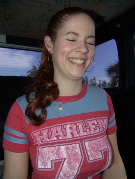 Amatorska nastolatka Ivy Wynn ujawnia swoje ładne cycki i duży tyłek w furgonetce