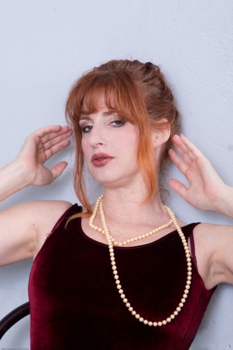 Roodharige MILF Amber Dawn toont haar gemberkleurige kutje en masturbeert in lingerie