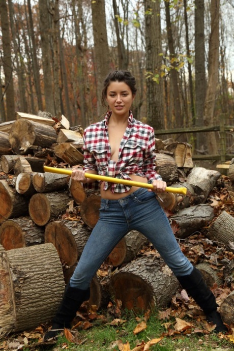Curvy amatoriale lumberjill Daisy Haze strisce & si masturba all