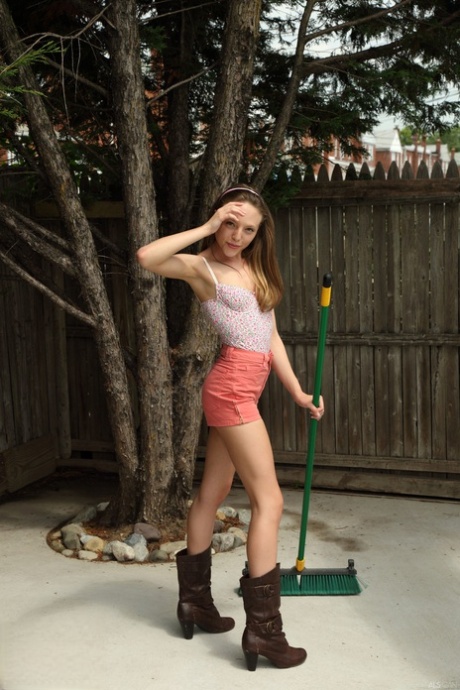 Drobna nastolatka Aubrey Star zdejmuje body i bawi się nago przy basenie