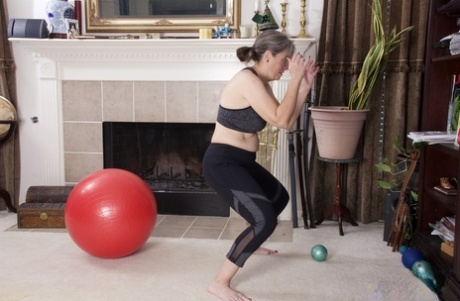 La nonnina matura Grace si toglie il costume da fitness e si tocca il suo pisello cespuglioso