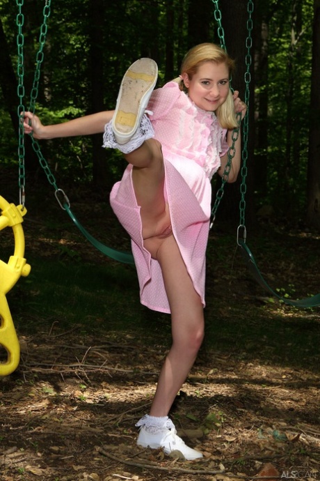Den blonde tenåringen Odette Delacroix leker naken på lekeplassen og tisser på sklien.