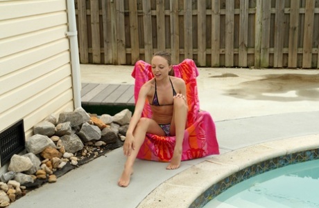 Teenage-damen Aubrey Star smider bikinien og strækker fissen ud
