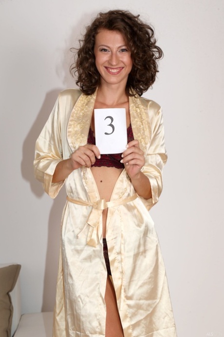 Amatørhunken Emylia Argan viser sin sexede krop og poserer ved en casting