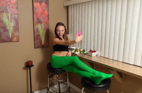 Drobná Američanka Aubrey Star se zbavuje svých zelených punčocháčů a šuká banán