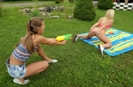 Amatør Sara Kay og en tynd lesbisk babe klæder sig af og leger med hinanden udendørs