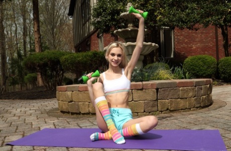 Chanel Shortcake, une amatrice svelte au petit cul, se poigne sur un tapis de yoga.