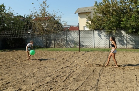 A adolescente esbelta Gina Gerson e a sua melhor amiga brincam uma com a outra depois de jogarem voleibol