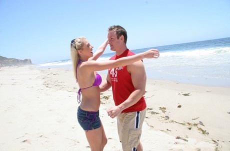 Esposas cachondas Shawna Lenee y Lucky Benton hacen un intercambio de esposas en la playa