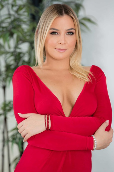 La fantastique blonde Blair Williams déshabille sa robe rouge et dévoile ses fesses.