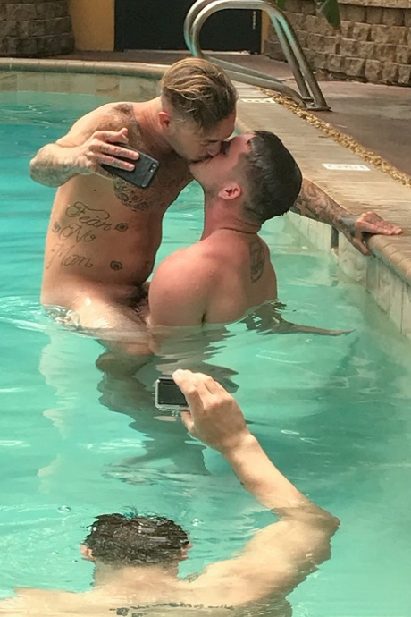 Hunky Allen Lucas a Brian Micheals plavou nazí v bazénu a tvrdě šukají