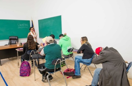 A professora marota Cece Stone esguicha durante o sexo com o seu aluno latino