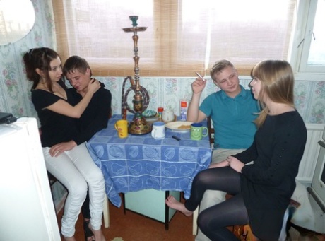 As adolescentes excitadas Marry Dream e Zhenia trocam de namorado e desfrutam de um 4some