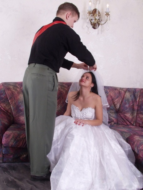 Lidia, une jeune mariée lascive, est satisfaite oralement et baisée par son garçon d