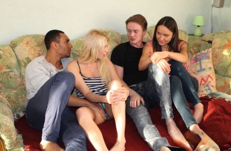 Russische vriendinnen Lindsey Olsen & Nataly Gold worden geswapt & geneukt in een 4-some
