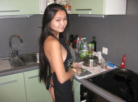 Ungdom Asiatiska hemmafru lilla Rita tar bort hennes trosor & får skruvas i POV