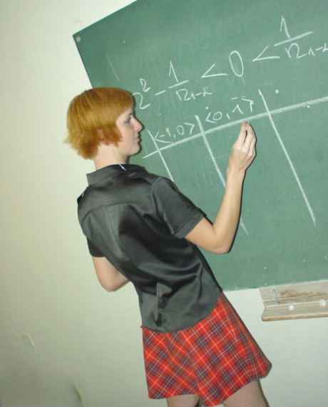 A estudante ruiva Strelka despe-se na sala de aula e toca no seu corpo quente
