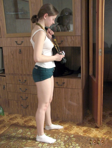 Adolescentes amateur cachondas se desnudan y se fotografían en el salón