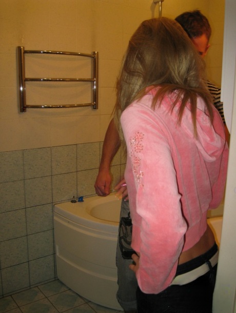La teen amatoriale con tette piccole Lukava si fa riempire la figa in bagno
