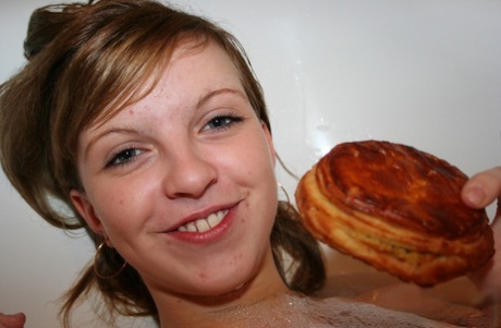 Amatørteenageren Simona nyder sit måltid i badekarret, mens hun bliver kneppet