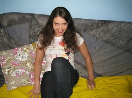 Bruine tiener Vita kleedt zich uit en masseert haar hete kutje op bed