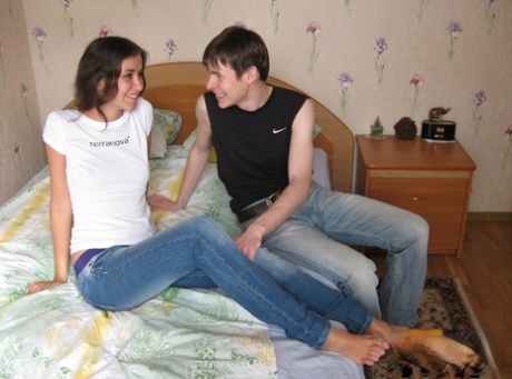 Amateur teen with a slim body Dusya exposes her bum and gets banged