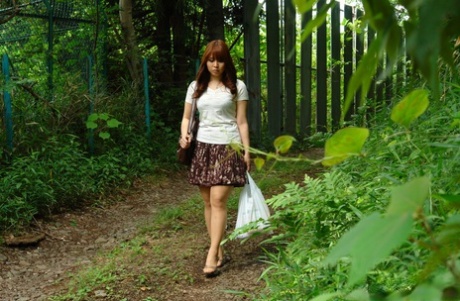 Asiatische Brünette Eri Makino spielt mit ihren großen Tüten und wird im Freien gefickt
