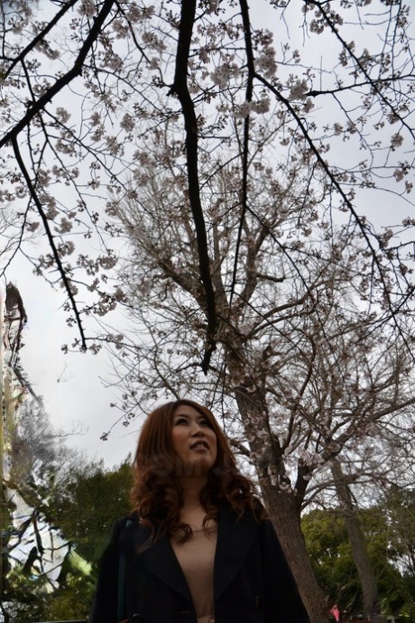 日本の美熟女、鈴木サチが美味しそうなアソコを弄ぶ姿を撮影した。