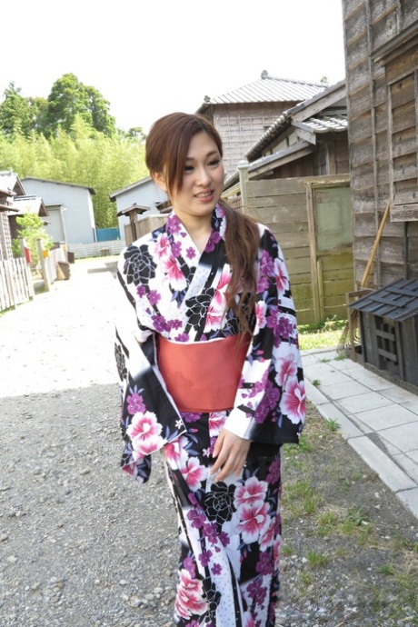 Aziatische brunette Maki Horiguchi trekt haar badjas uit en eet een lul buiten