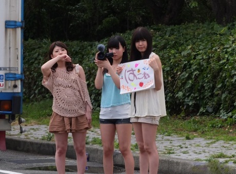 Tres adolescentes japonesas se suben a una furgoneta y chupan una pequeña polla asiática