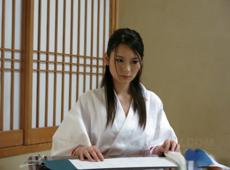 传统日式理疗师西野亚子（Ako Nishino）被客户 