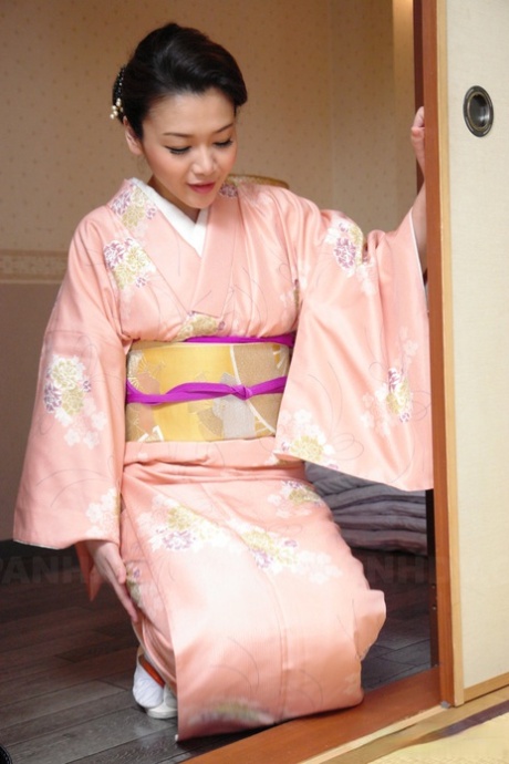 Blyg japansk fru Minako Uchida blir avklädd och knullad av två pervon
