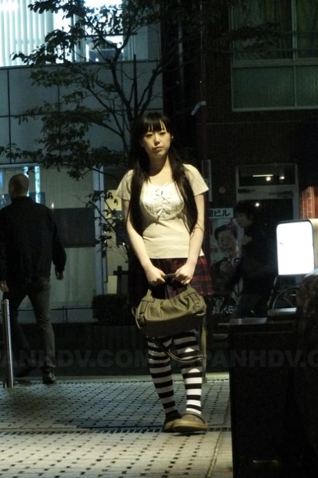 Mała japońska pokojówka Machiko Ono zabawia się przed swoim szefem
