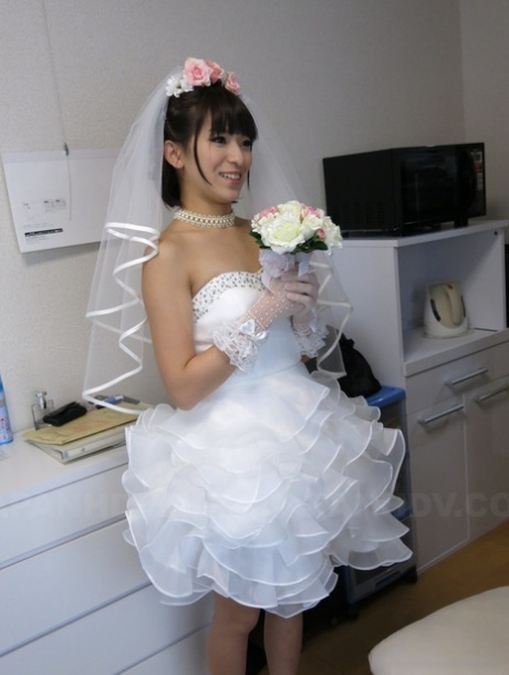 Den japanske brud Ruri Narumiya knepper på gulvet efter at have smagt en bryllupskage