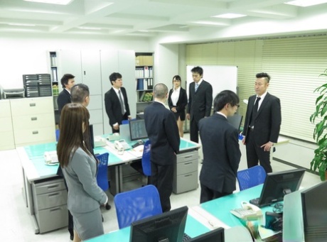 Den brune asiat Yui Hatano bliver leget med og kneppet på sin arbejdsplads