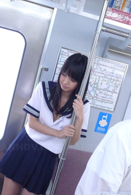 Skolejenta Yayoi Yoshino blir gangbanged & hennes hårete twamped creampied i et tog