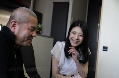 Japanska MILF Kana Aizawa ger slarvig avsugning innan hon får sin fitta creampied