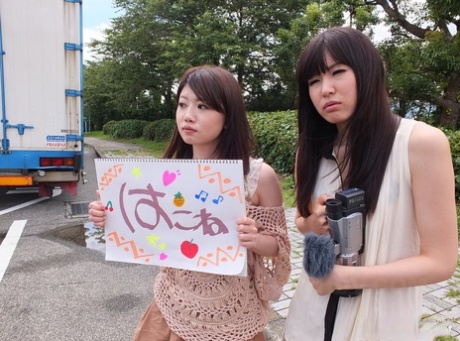 Två kåta japanska tonåringar delar och suger av en lycklig killes kuk i en skåpbil